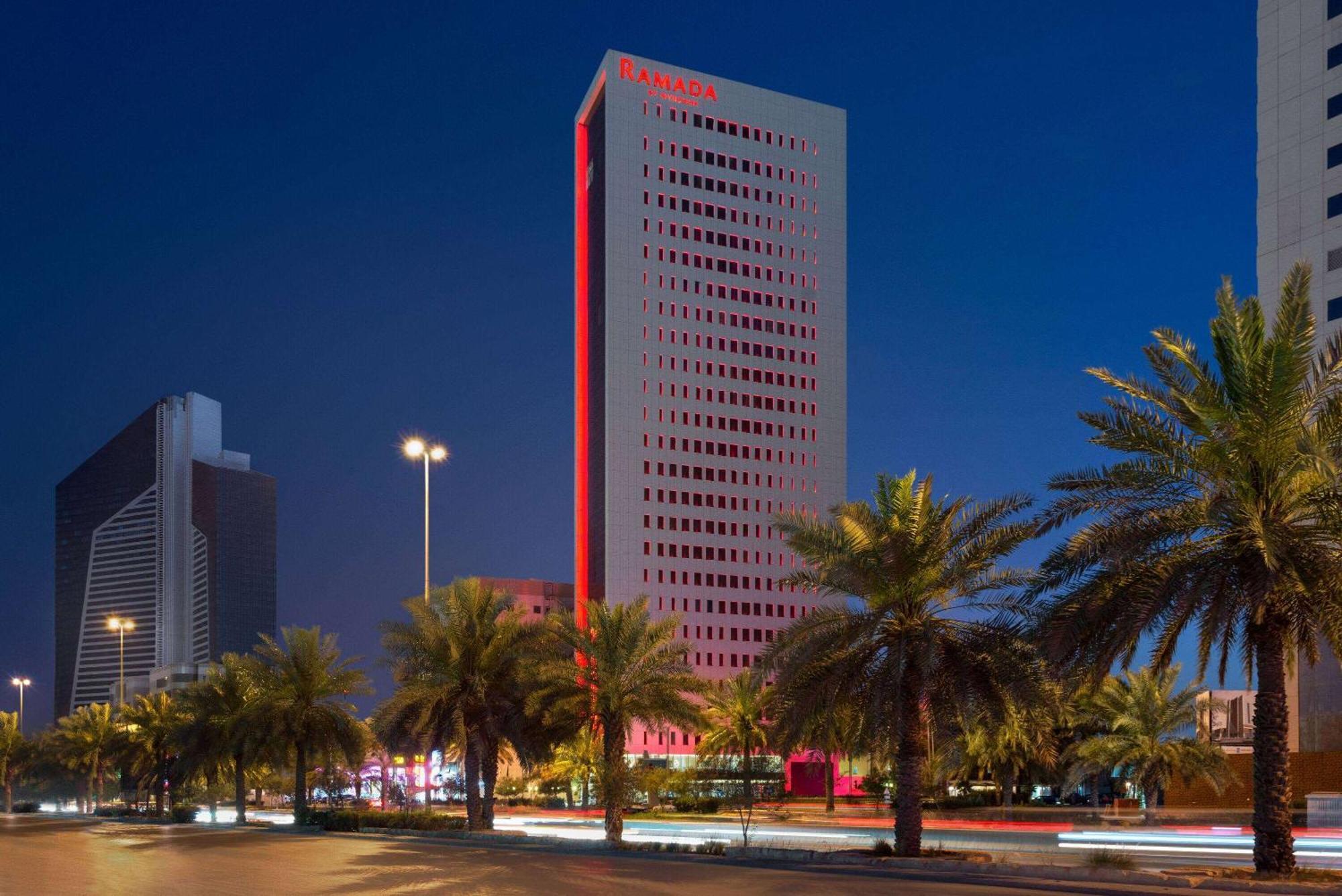 Ramada By Wyndham Riyadh King Fahd Road Exterior foto The hotel at night