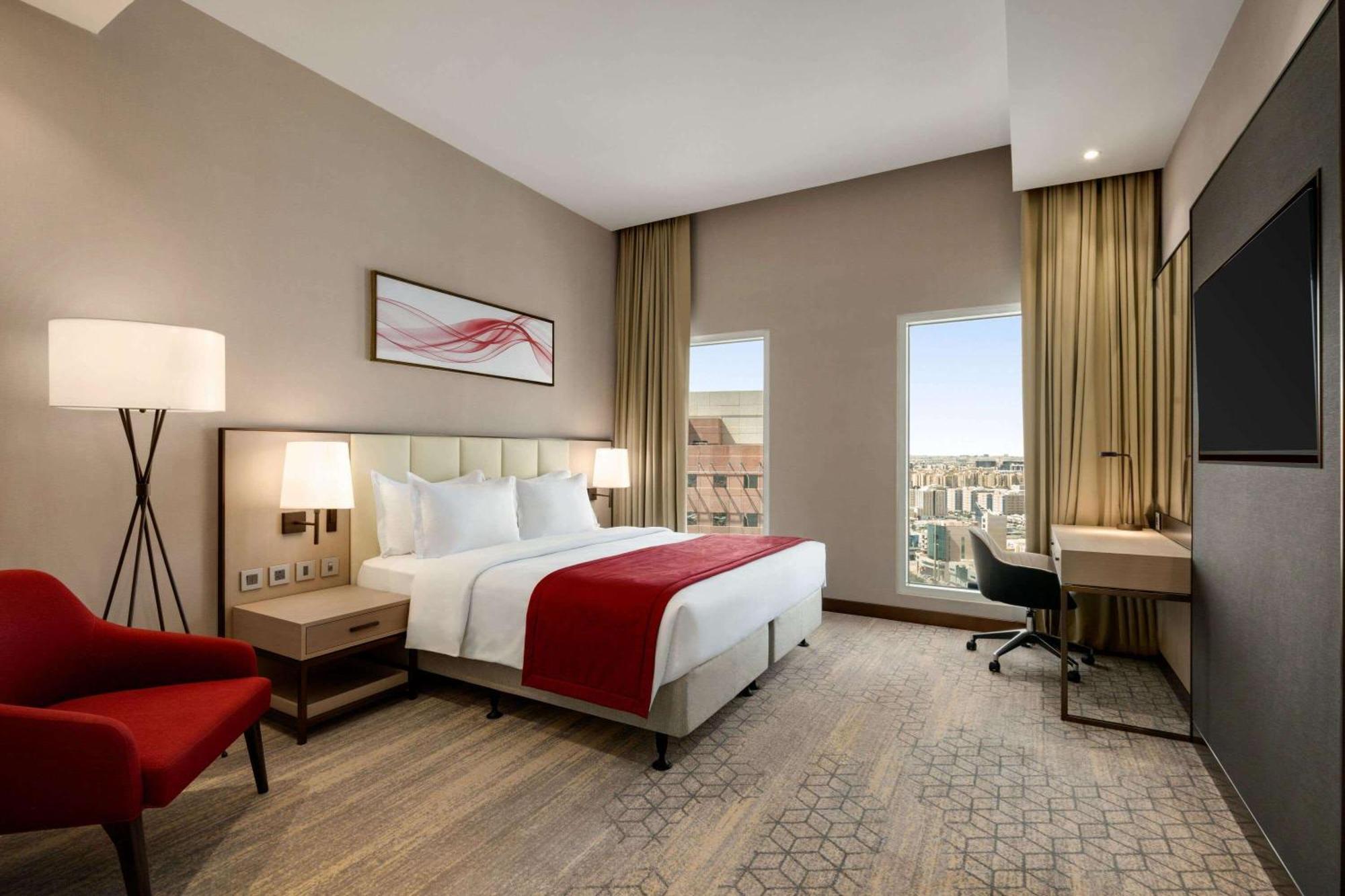 Ramada By Wyndham Riyadh King Fahd Road Exterior foto A guest room at the Hilton Garden Inn, London Heathrow